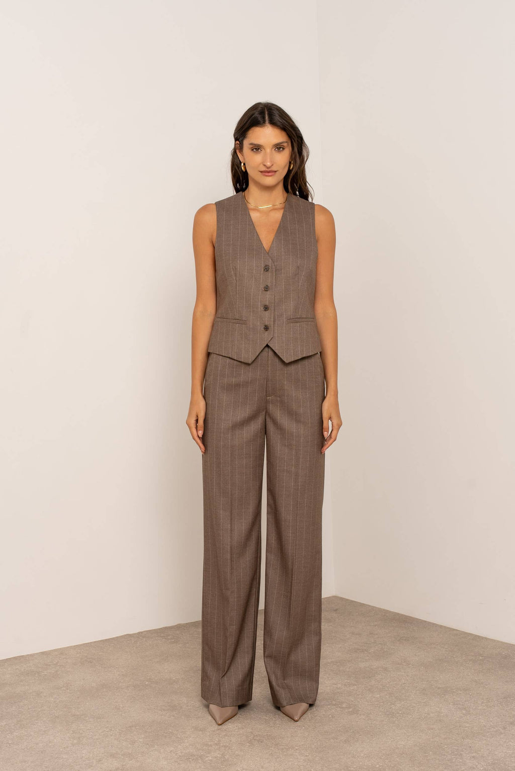 Mouwloos gestreept gilet.