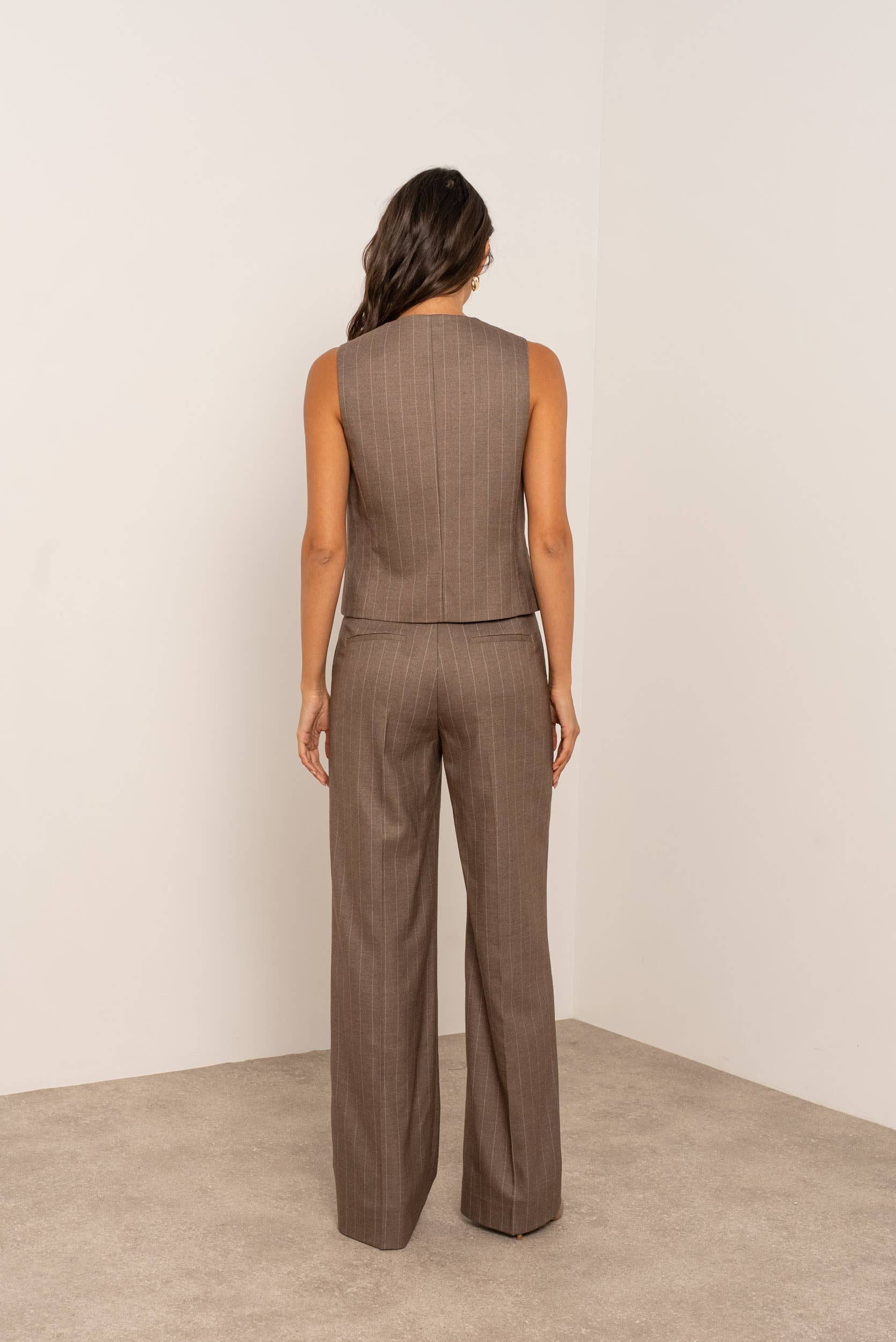 Mouwloos gestreept gilet.