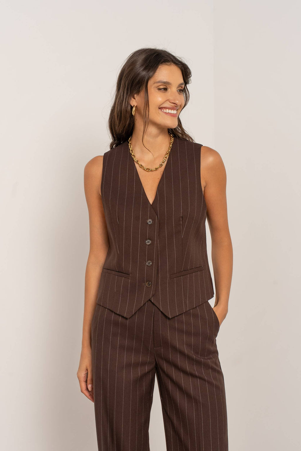 Mouwloos gestreept gilet.