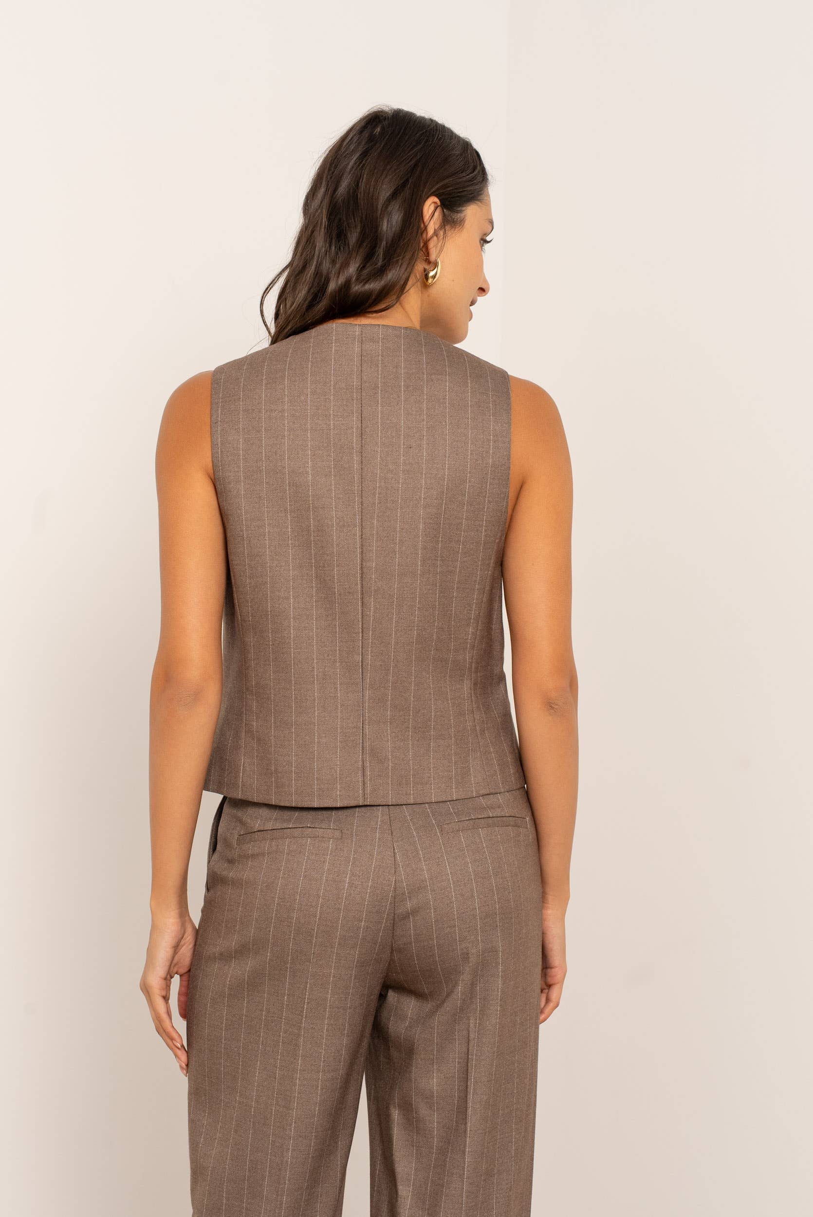 Mouwloos gestreept gilet.