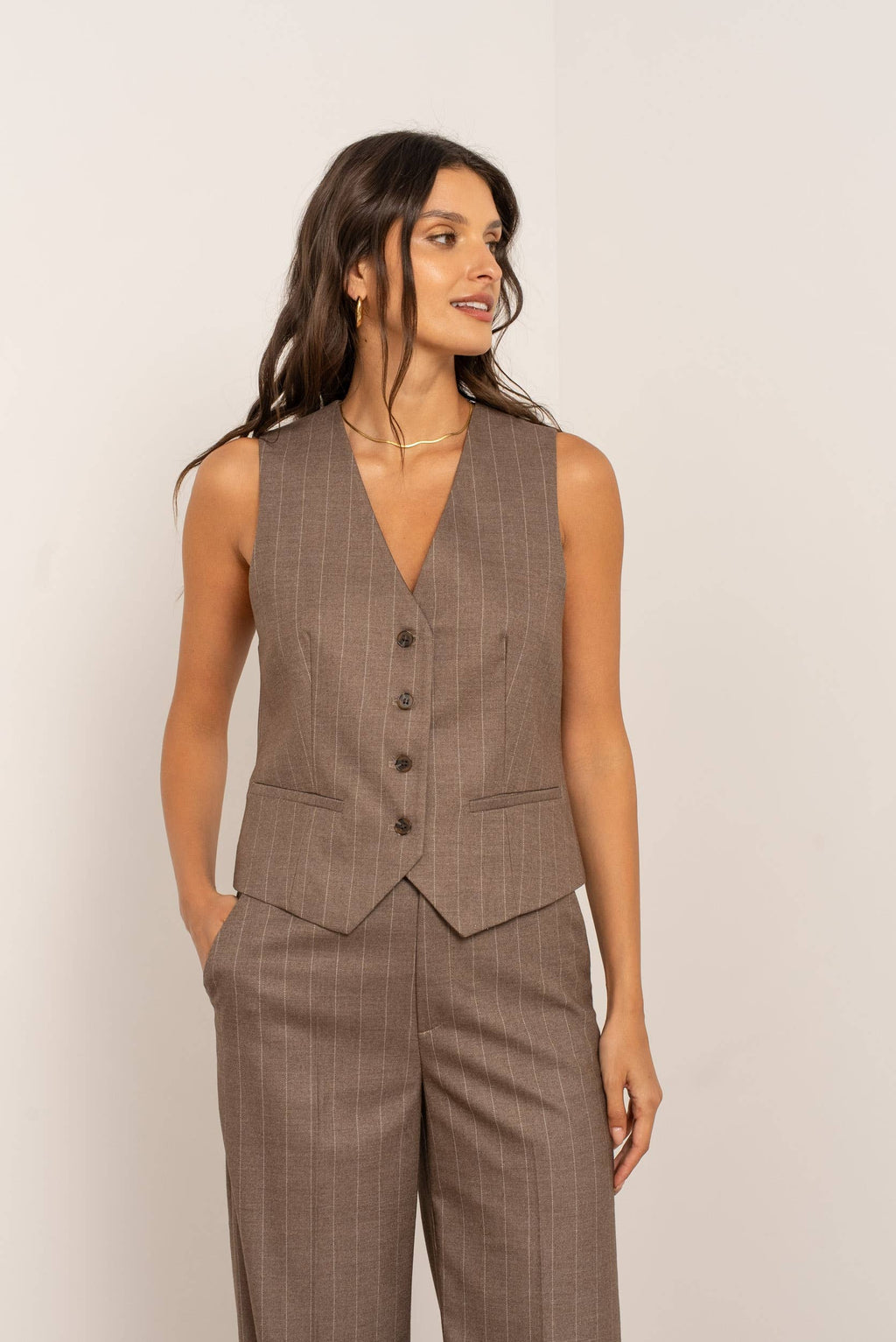 Mouwloos gestreept gilet.