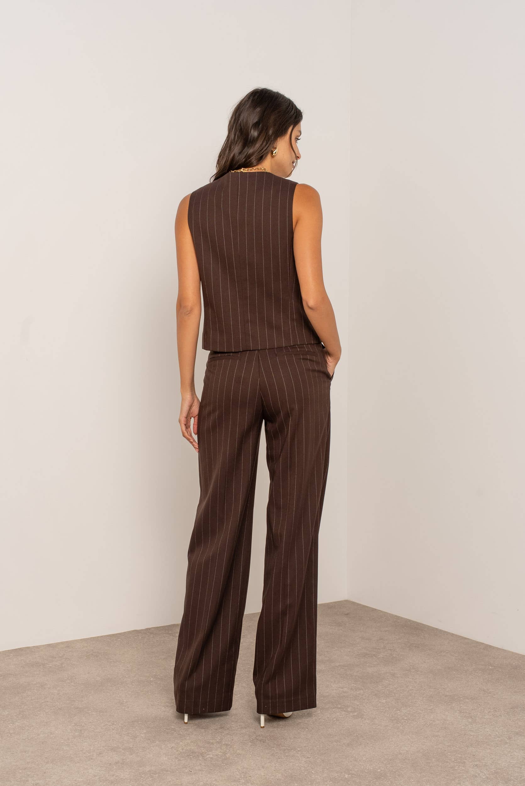 Mouwloos gestreept gilet.